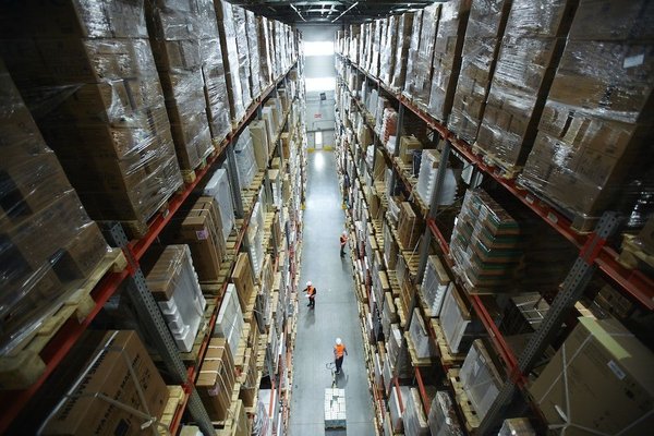 Doubler l'espace utile de votre entrepôt : conseils pour choisir et installer une plateforme de stockage